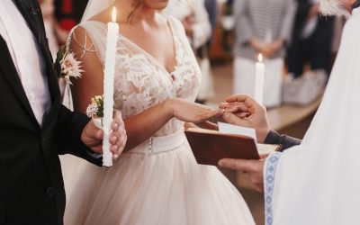 Tinerii programează nunți în 2028, în timp ce regulile strâmte pun punct planurilor din 2027