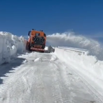 Aprilie cu ninsoare: Drumarii dezăpezesc. Unde e iarna și ce fac șoferii