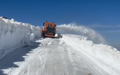 Aprilie cu ninsoare: Drumarii dezăpezesc. Unde e iarna și ce fac șoferii