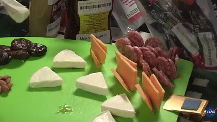 Echipa de la bordul navei spațiale Artemis II beneficiază de o alimentație strict planificată, concepută pentru a susține performanța și sănătatea pe durata întregii misiuni în jurul Lunii