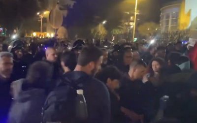 Piața Habima din Tel Aviv a fost sâmbătă seara scena unui val de nemulțumire, peste o mie de oameni ieșind în stradă pentru a protesta împotriva războiului dus de Israel în Iran