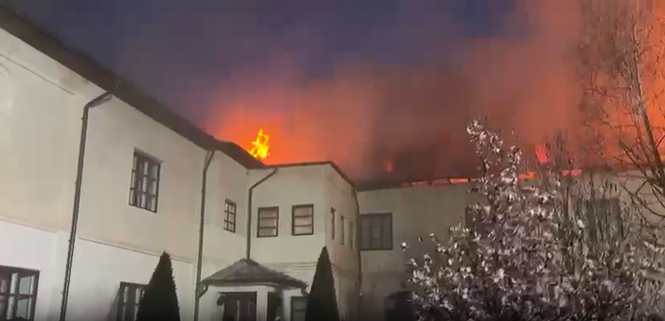 Incendiu la Mănăstirea Bistrița: Pompierii luptă să salveze chiliile!