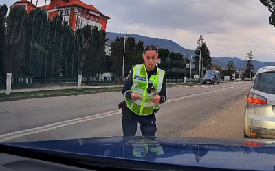 Polițistă din Târgu Ocna, acuzată de amendă abuzivă: A trecut pe verde