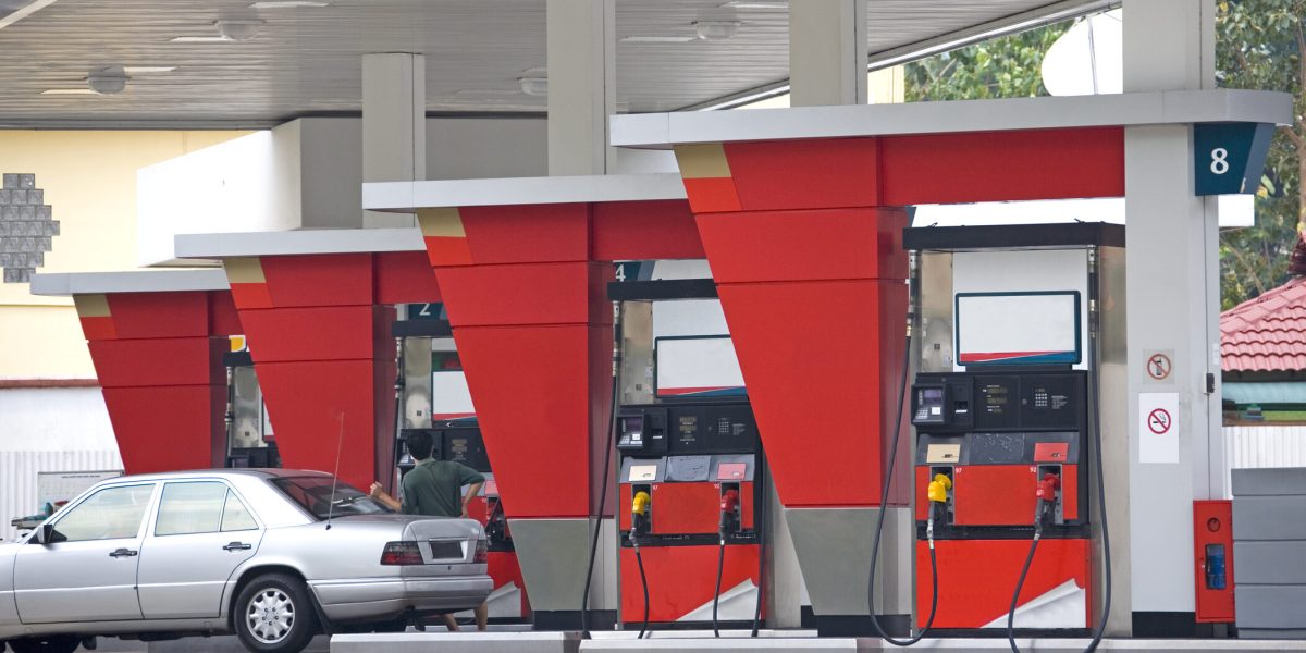 Benzina și motorina se ieftinesc DUMINICĂ. Cât scoți din buzunar pentru un plin în România