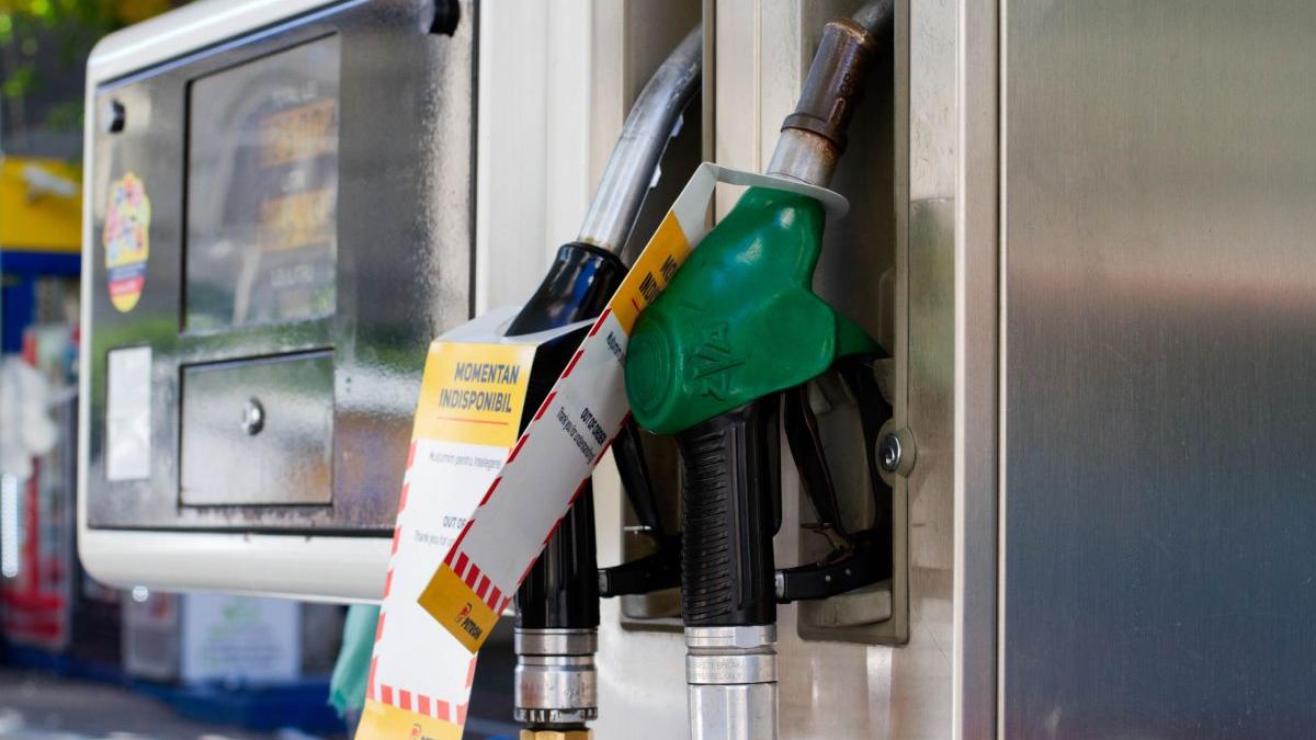 Prețurile carburanților vor rămâne ridicate, avertizează ministrul Energiei Creșterile de preț la pompă ar fi putut fi și mai mari, susține conducerea Ministerului Energiei