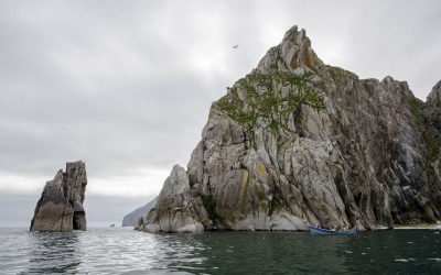 O strâmtoare reprezintă o cale navigabilă naturală, o fâșie îngustă de apă ce conectează două întinderi mai mari, precum mări sau oceane