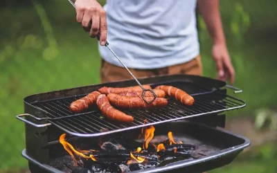 Grătarele în curte pot fi o activitate plăcută și de relaxare, însă trebuie să fie realizate respectând reguli clare pentru a evita probleme legale sau incendii