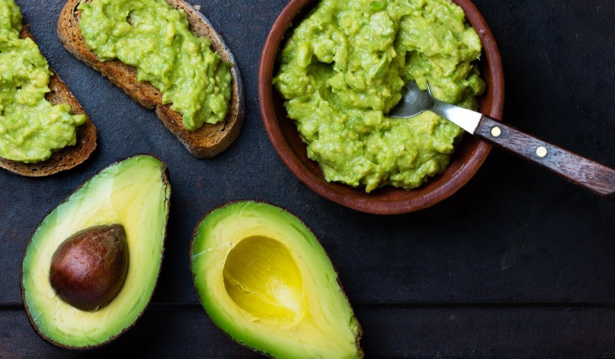 Cum poți transforma un avocado tare în câteva minute într-unul perfect pentru guacamole Ai întâlnit vreodată un avocado tare, chiar în momentul în care ai avut nevoie de el? Nu trebuie să te îngrijorezi dacă nu ai apucat să-l lași să se rărească sau să fie perfect copt