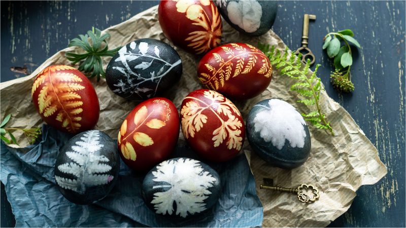 De Paște, vopsirea ouălor a devenit tot mai populară și variată, iar metodele naturale pentru obținerea culorilor diferite cuceresc rapid gospodinele