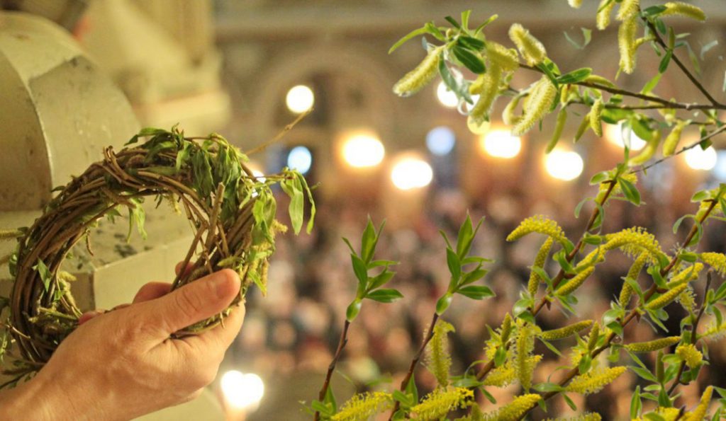 De-a lungul de secole, sărbătoarea Floriilor păstrează o semnificație profundă în tradiția creștină românească, marcând intrarea lui Iisus Hristos în Ierusalim și deschiderea unei perioade spirituale intense