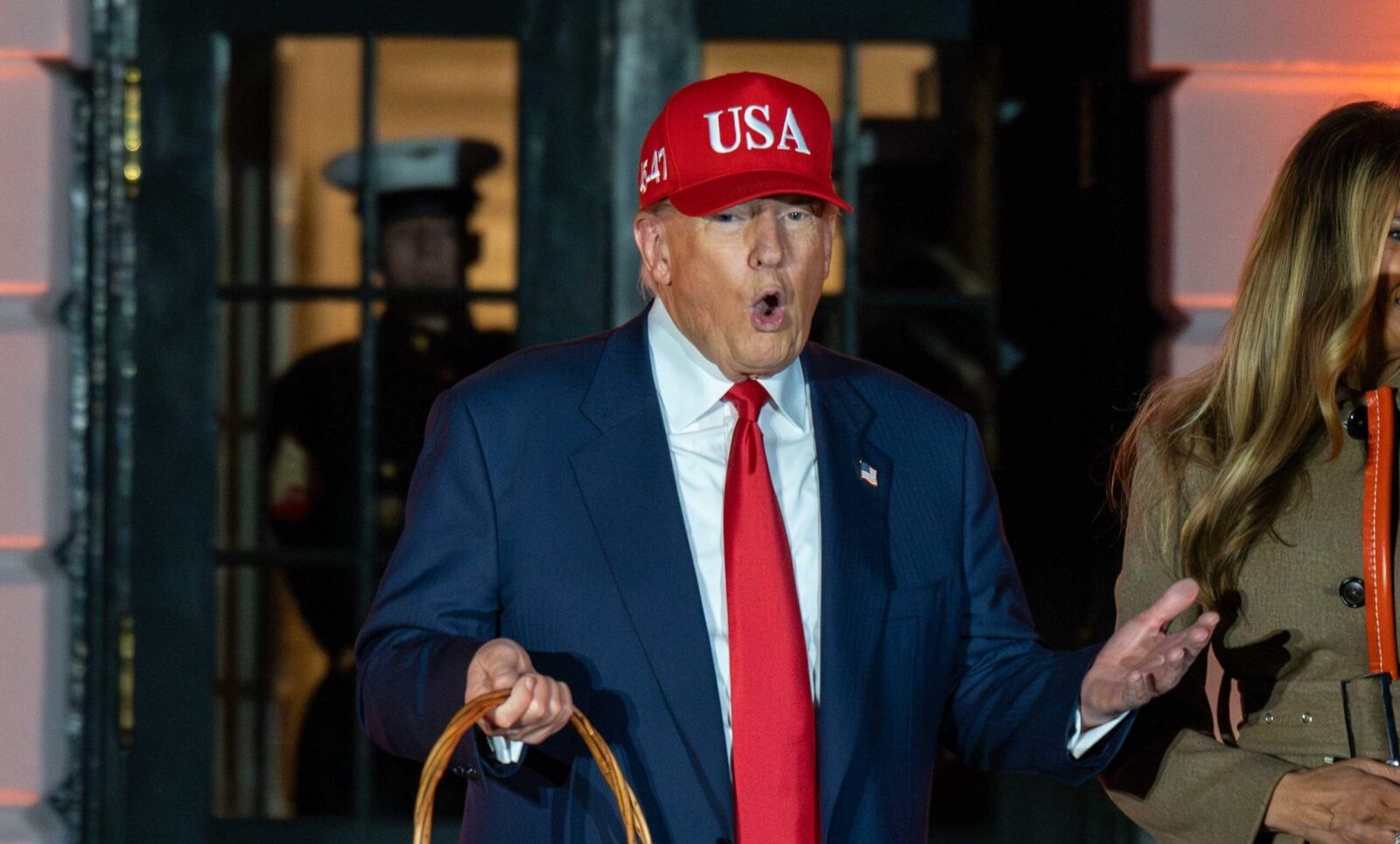 Reacția lui Donald Trump, după ce a fost întrebat despre alegeri: „Vă mulțumesc” și… stânga-mprejur