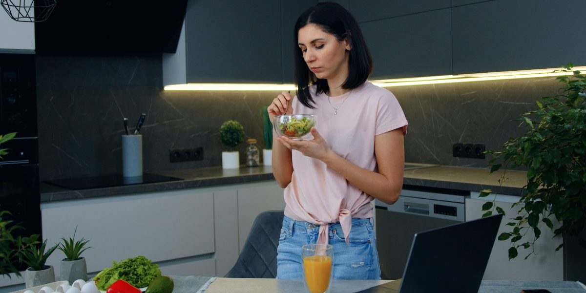 Poziția la masă contează: Cum influențează sănătatea, dincolo de ce mănânci