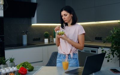 Poziția la masă contează: Cum influențează sănătatea, dincolo de ce mănânci