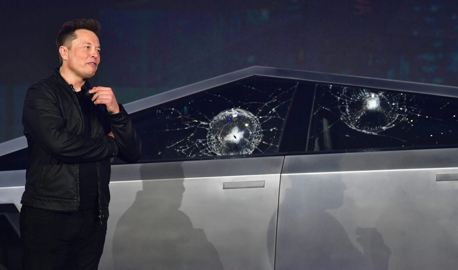 Un incident spectaculos cu un Tesla Cybertruck în Houston a scos în evidență implicațiile grave ale sistemelor autonome în condiții de utilizare reală