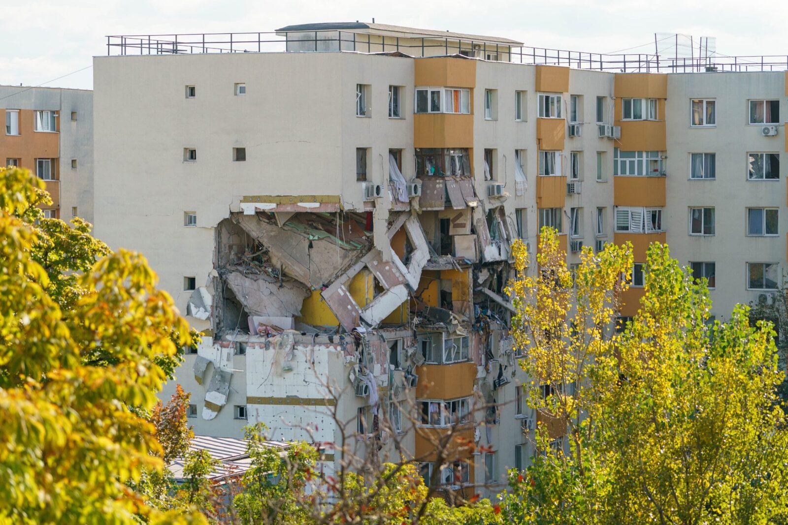 Senatul a adoptat tacit un proiect de lege privind despăgubiri în 90 de zile Un proiect de lege crucial pentru victimele dezastrelor, conflictelor armate și intervențiilor serviciilor de urgență a fost adoptat tacit în Senat, fiind aprobat în acest mod după o perioadă de dezbatere și analiză
