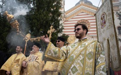 Credincioșii ortodocși și greco-catolici sărbătoresc duminică Floriile, un eveniment religious de semnificație majoră în tradiția creștină, marcând intrarea lui Iisus Hristos în Ierusalim