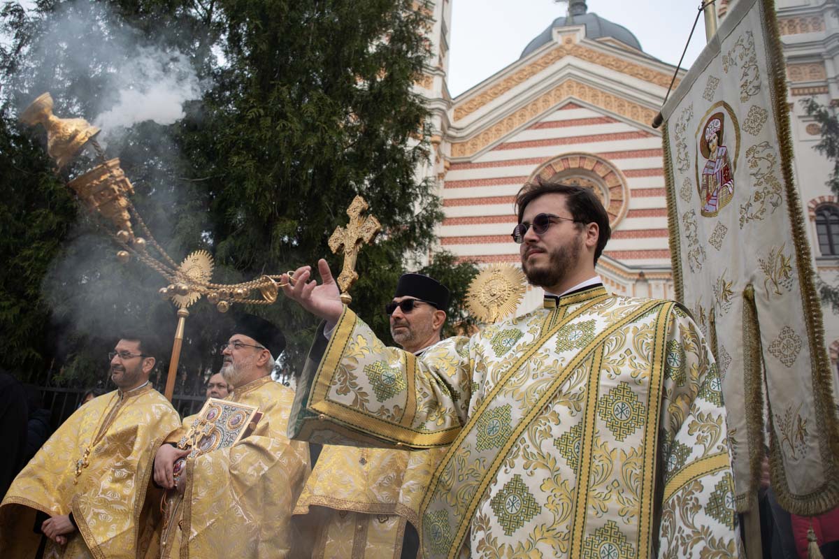 Credincioșii ortodocși și greco-catolici sărbătoresc duminică Floriile, un eveniment religious de semnificație majoră în tradiția creștină, marcând intrarea lui Iisus Hristos în Ierusalim
