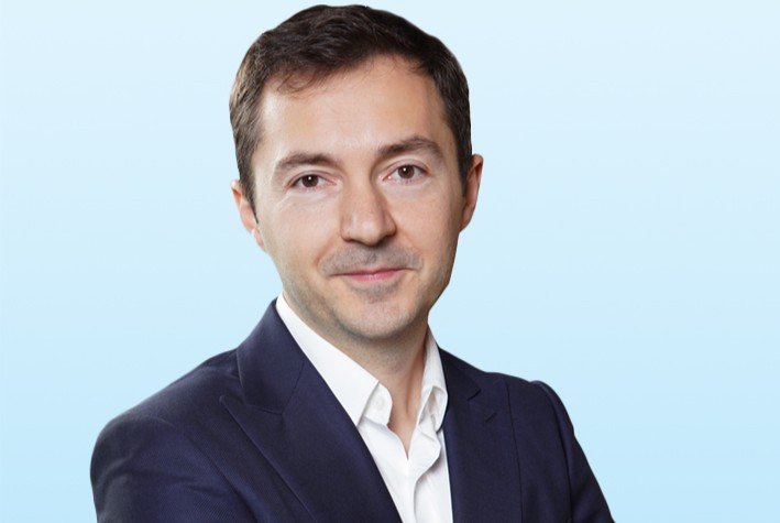 Numărul persoanelor care dețin o locuință în zonele urbane din România a înregistrat o scădere semnificativă recent, ajungând la 70,5% în 2026, față de 73% în anul precedent