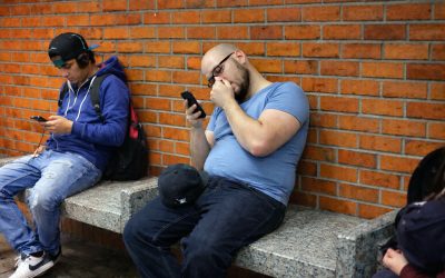 Cercetările recente indică o posibilă legătură între scobitul în nas și riscul de a dezvolta Alzheimer, însă până în prezent nu există dovezi clare care să stabilească o relație cauzală directă