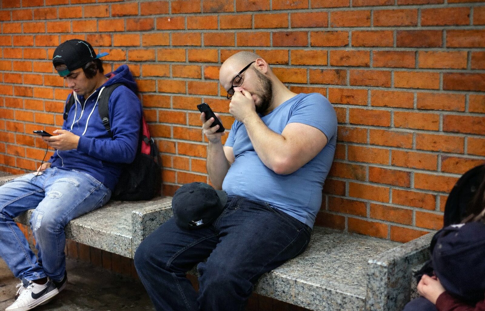 Cercetările recente indică o posibilă legătură între scobitul în nas și riscul de a dezvolta Alzheimer, însă până în prezent nu există dovezi clare care să stabilească o relație cauzală directă