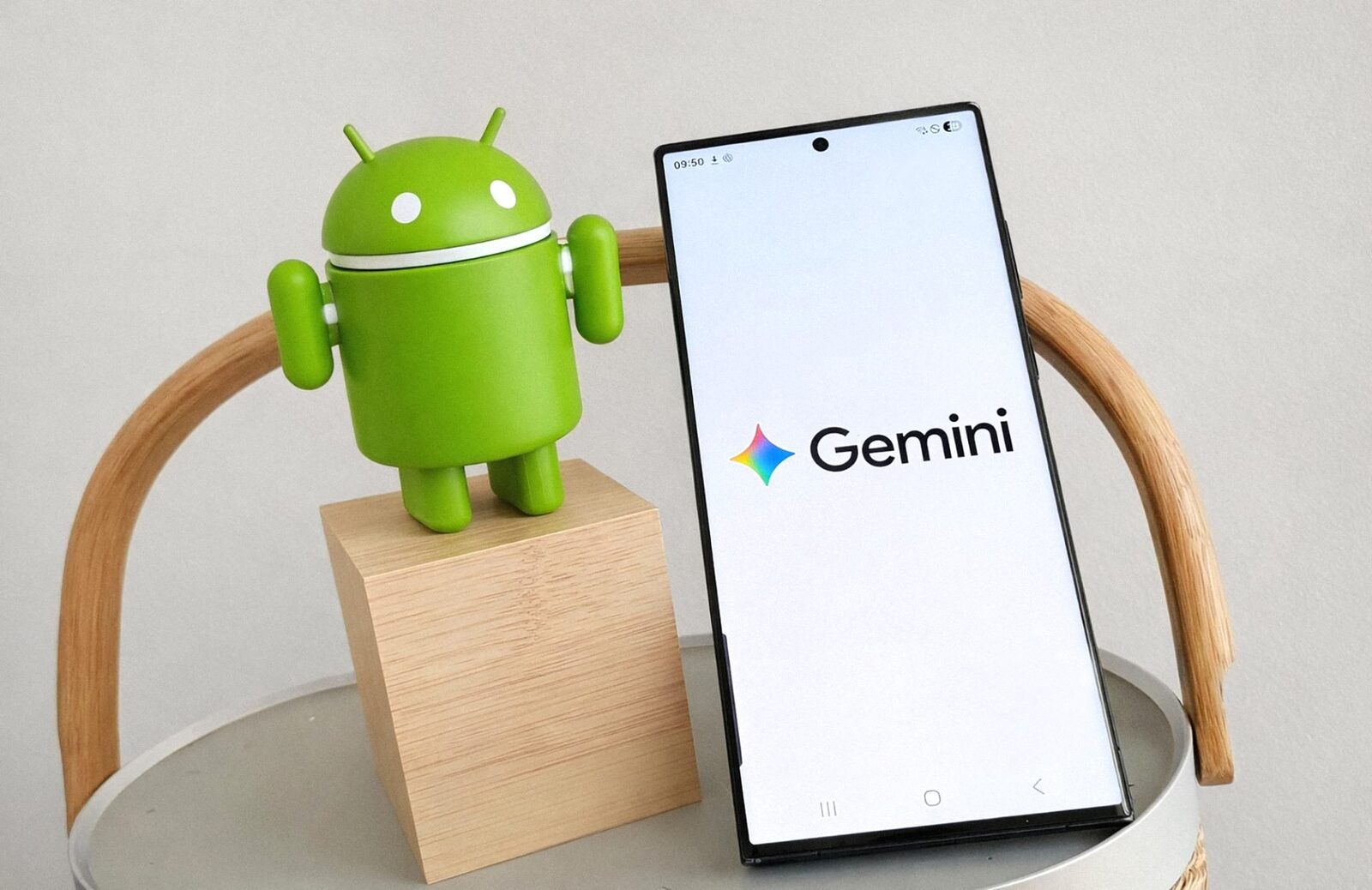 Noua interfață Gemini, mai compactă și mai intuitivă, este testată în versiunea beta a aplicației Google 17.3 și promite o experiență îmbunătățită pentru utilizatori