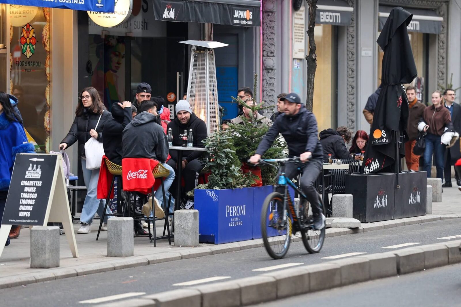 Noi reguli pentru terasele din centrul Bucureștiului, pregătite de Primăria Capitalei Primăria Capitalei intenționează să aprobe un nou regulament pentru terasele din zona centrală a Bucureștiului, în efortul de a asigura ordine, claritate și respectarea normelor urbane