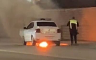 Un Logan de poliție ia foc în trafic la Iași