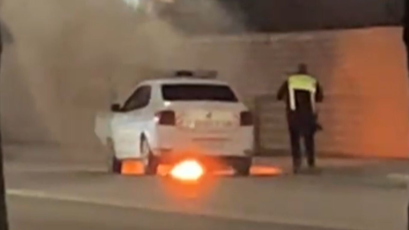 Un Logan de poliție ia foc în trafic la Iași