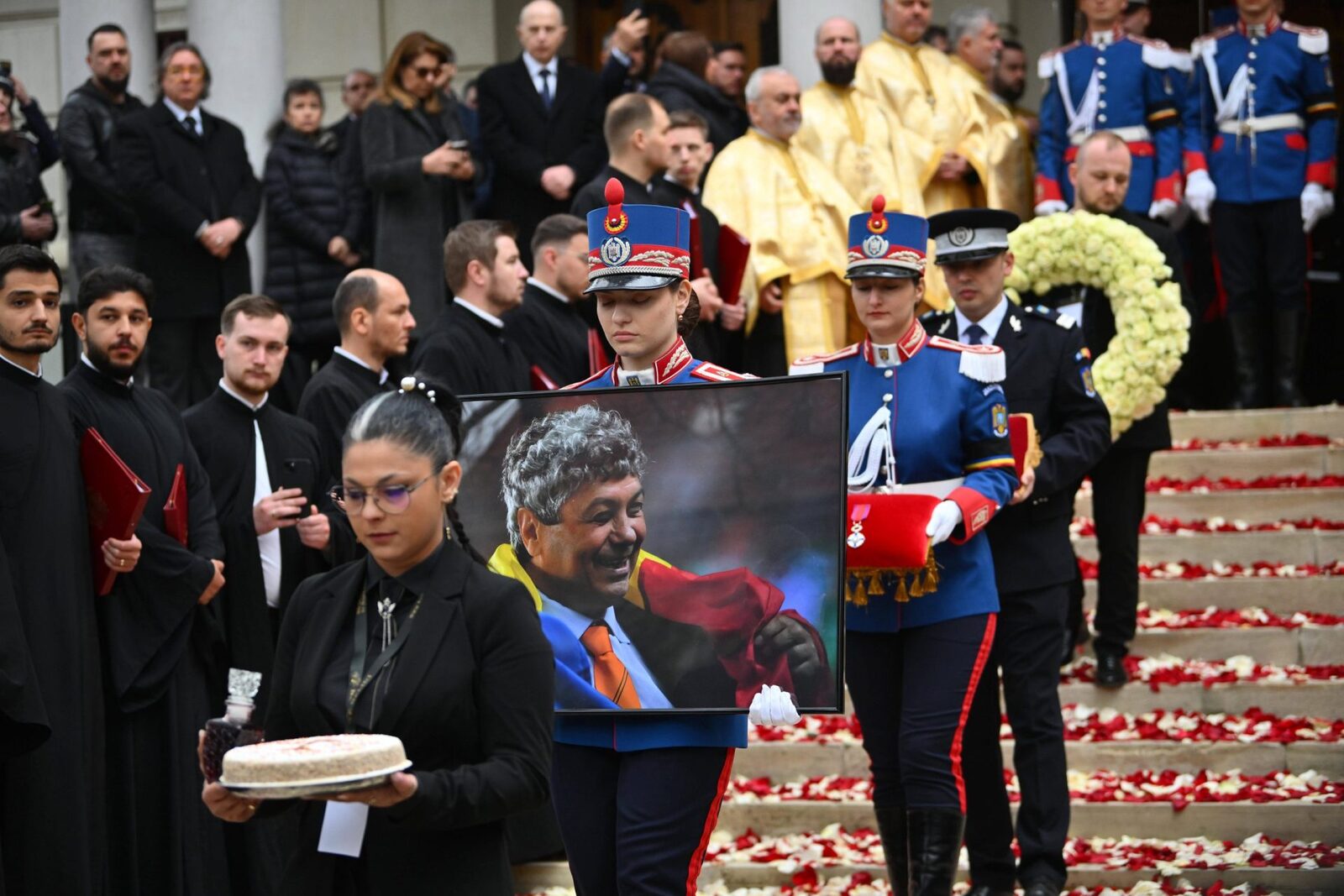 Mircea Lucescu, înmormântat la Bellu cu onoruri militare