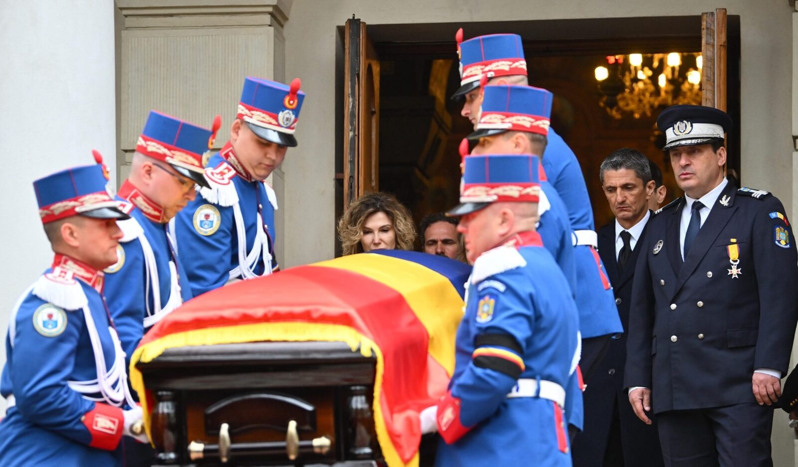 Momente sfâșietoare la înmormântarea lui Mircea Lucescu. Gestul lui Răzvan în biserică