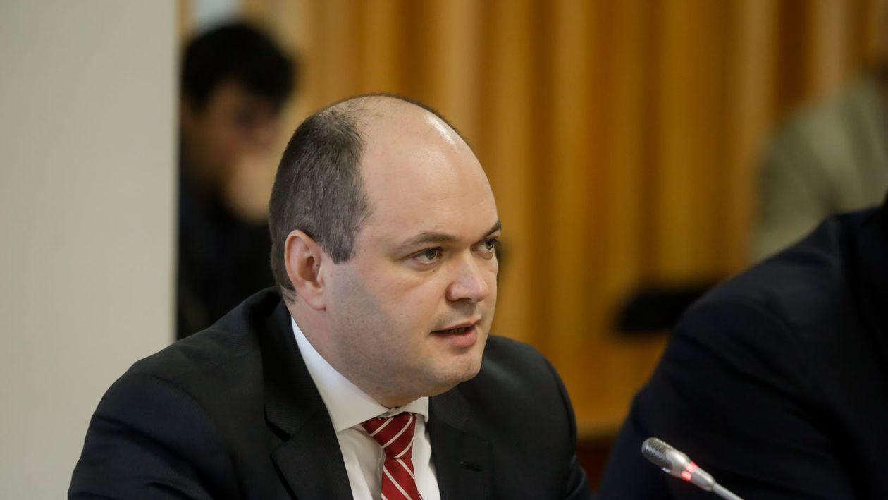 Intervențiile statului limitează doar temporar scumpirile carburanților, fără a readuce prețurile la nivelurile anterioare, avertizează IONUŢ DUMITRU Măsurile luate de autorități pentru a tempera creșterea prețurilor la carburanți au avut efecte limitate, iar speranțele că acestea vor readuce prețurile la nivelurile de dinainte nu sunt justificabile, afirmă IONUŢ DUMITRU, consilierul onorific al premierului