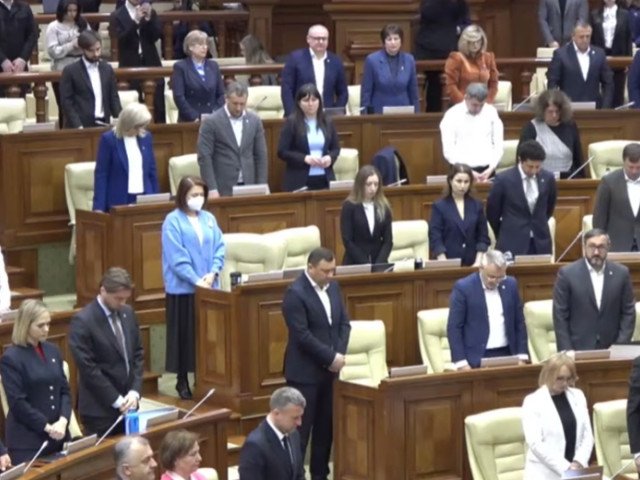 Un moment neașteptat a avut loc în Parlamentul Republicii Moldova, stârnind controverse și emoție, după anunțul trist al decesului antrenorului de fotbal Mircea Lucescu