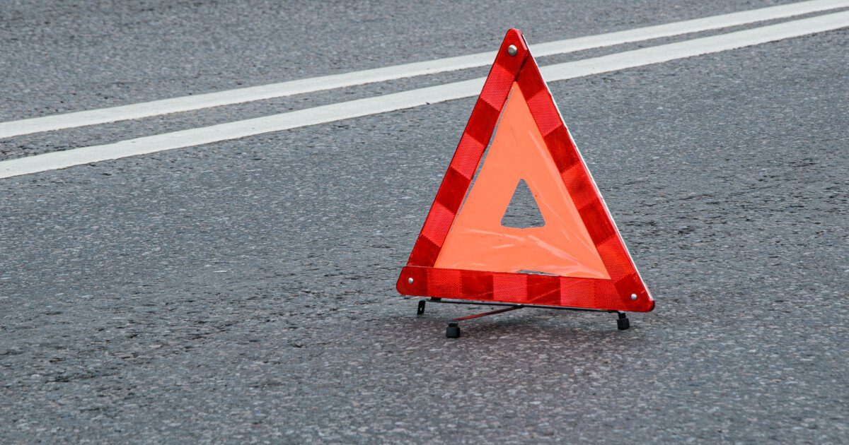 Accident grav pe DN 7 în Simeria: doi adolescenți au fost răniți după o coliziune cu o motocicletă Doi adolescenți, un băiat și o fată, ambii în vârstă de 17 ani, au fost transportați de urgență la spital după ce motocicleta pe care se aflau s-a răsturnat într-un accident petrecut luni seară pe DN 7, în orașul Simeria, județul Hunedoara