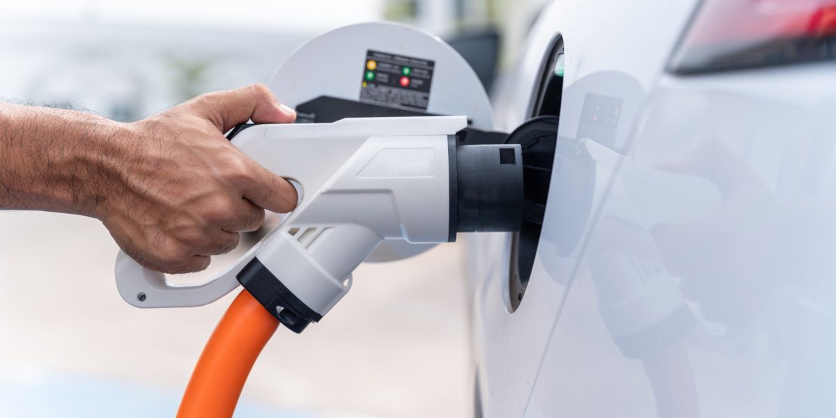 Explozie de electrice în UE, pe fondul scumpirii benzinei. Ce e cu România