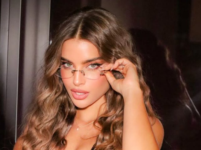 O femeie din București, cunoscută pentru prezența sa publică și implicarea în proiecte sociale, a fost surprinsă recent în timp ce urmărea emisiunea televizată în care apare considerată de mulți drept „cea mai frumoasă femeie din lume”