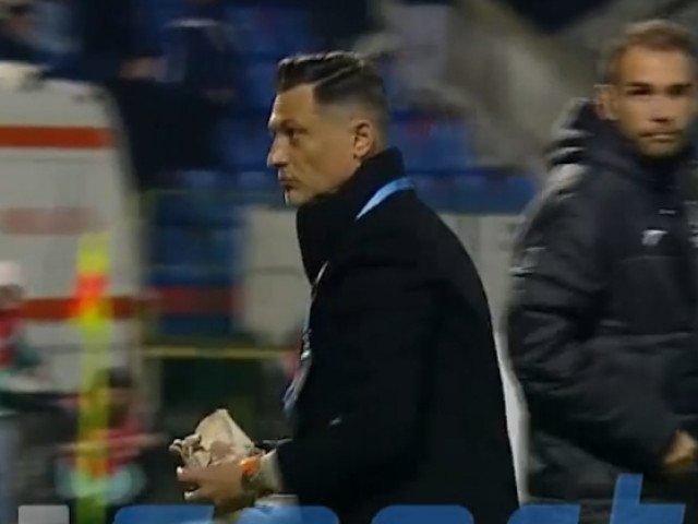 Mirel Rădoi, antrenorul FC Universitatea Craiova, a fost recent ținta unei critici neobișnuite din partea suporterilor echipei sale