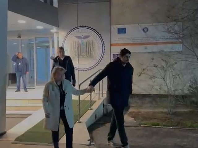 La miezul nopții, Răzvan Lucescu a ajuns la spitalul unde este internat Mircea Lucescu, după ce s-a deplasat cu automobilul personal pentru a-l vizita pe tatăl său, aflat în stare critică