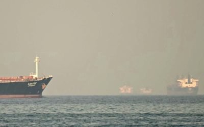 Prețurile petrolului au urcat joi, pe măsură ce investitorii au evaluat impactul asupra pieței al tensiunilor geopolitice persistente, în special în legătură cu controlul Iranului asupra Strâmtorii Ormuz