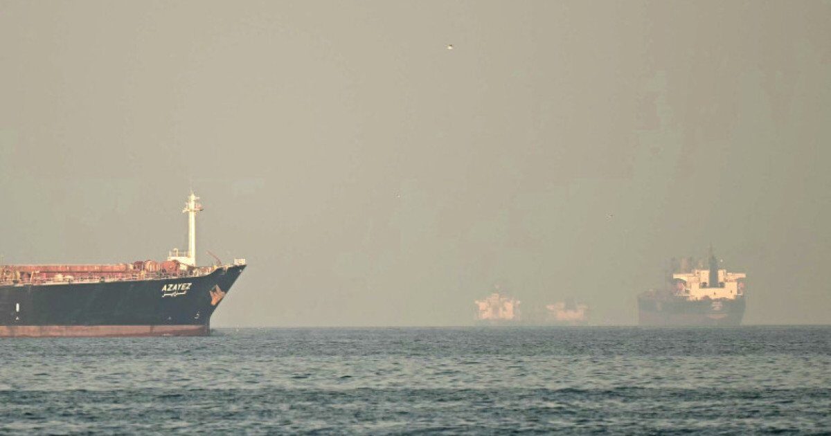 Prețurile petrolului au urcat joi, pe măsură ce investitorii au evaluat impactul asupra pieței al tensiunilor geopolitice persistente, în special în legătură cu controlul Iranului asupra Strâmtorii Ormuz
