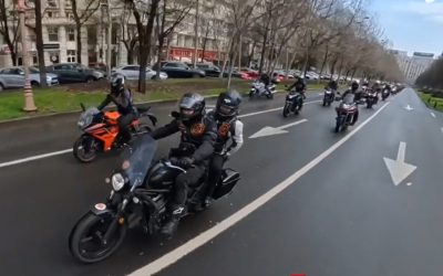 Sute de motocicliști au traversat astăzi Bucureștiul într-o paradă a primăverii, semnalând startul oficial al sezonului pe două roți