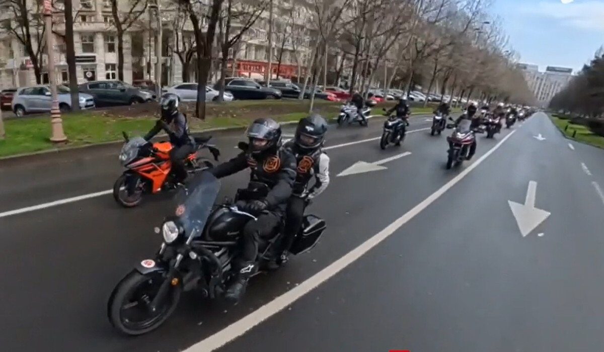 Sute de motocicliști au traversat astăzi Bucureștiul într-o paradă a primăverii, semnalând startul oficial al sezonului pe două roți