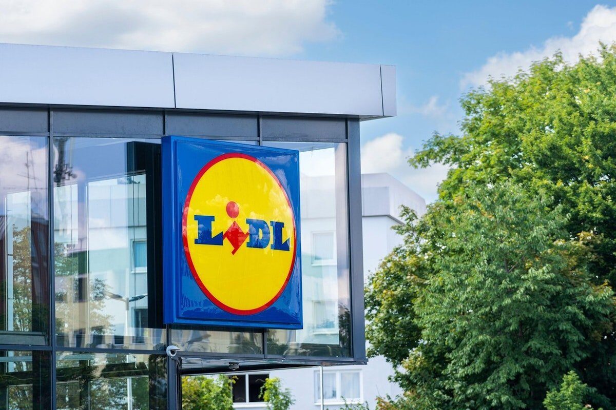 Lidl oferă un cupon de 50 de lei clienților înaintea Paștelui Retailerul Lidl vine cu o veste bună pentru clienții săi: un cupon de 50 de lei cadou, valabil în perioada sărbătorilor pascale