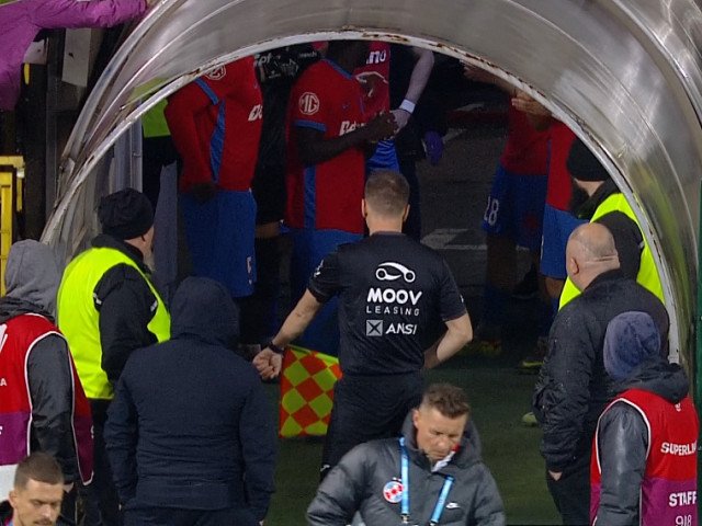 Simone Rădoi a întârziat startul reprizei a doua, dar echipa sa nu a reușit să profite de această întârziere, fiind pusă în situația de a reîncepe partida ca și cum ar fi jucat pentru prima oară