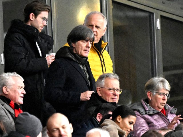 Un nou episod neașteptat în scena managerială a selecționerului echipei naționale a României s-a produs chiar înainte de startul pregătirilor pentru următoarele meciuri oficiale