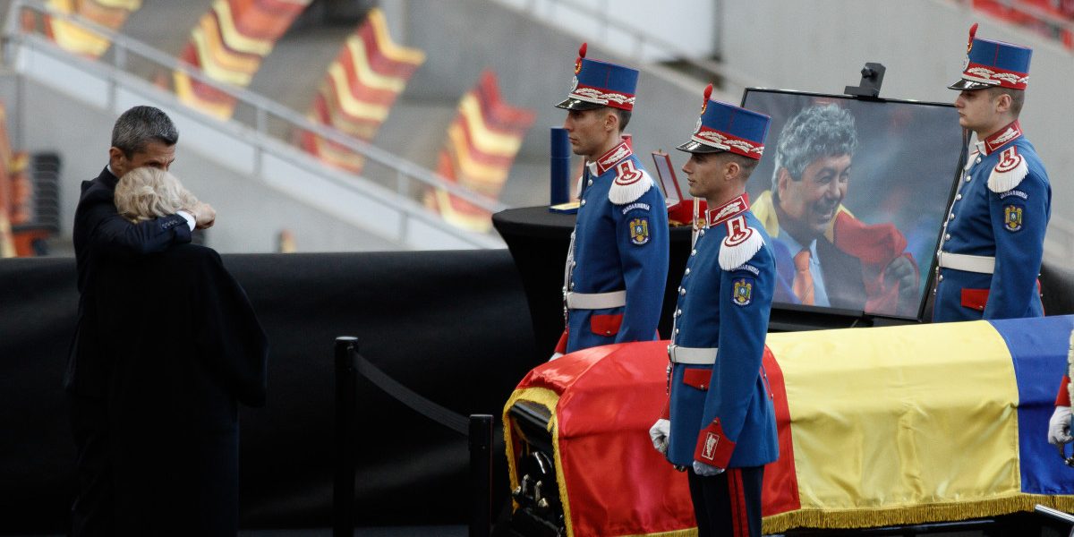 O mare de oameni își ia rămas bun de la Mircea Lucescu la Arena Națională Sute de oameni au venit miercuri să aducă un ultim omagiu legendei fotbalului românesc, Mircea Lucescu
