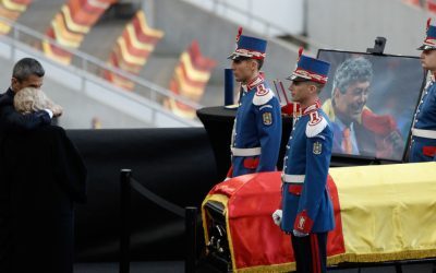O mare de oameni își ia rămas bun de la Mircea Lucescu la Arena Națională Sute de oameni au venit miercuri să aducă un ultim omagiu legendei fotbalului românesc, Mircea Lucescu