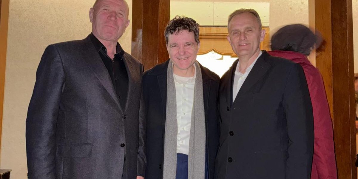 Nicușor Dan, la Cornu de Vinerea Mare: Cu primarul și șeful CJ Prahova (PSD)