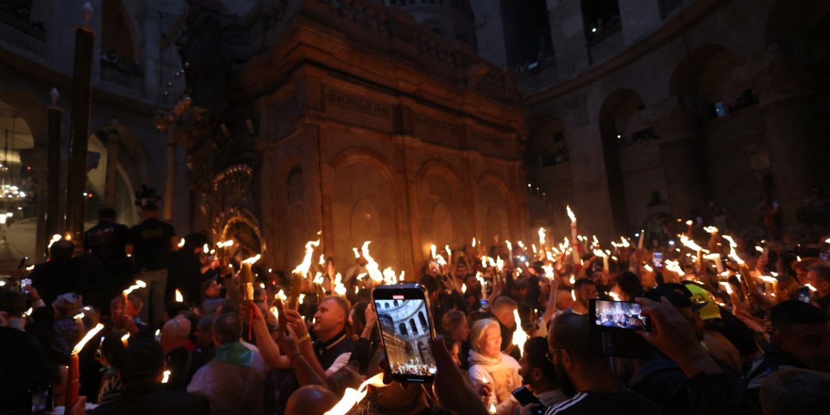 Sfânta Lumină vine azi la București: Care e planul de rezervă din cauza Orientului Mijlociu