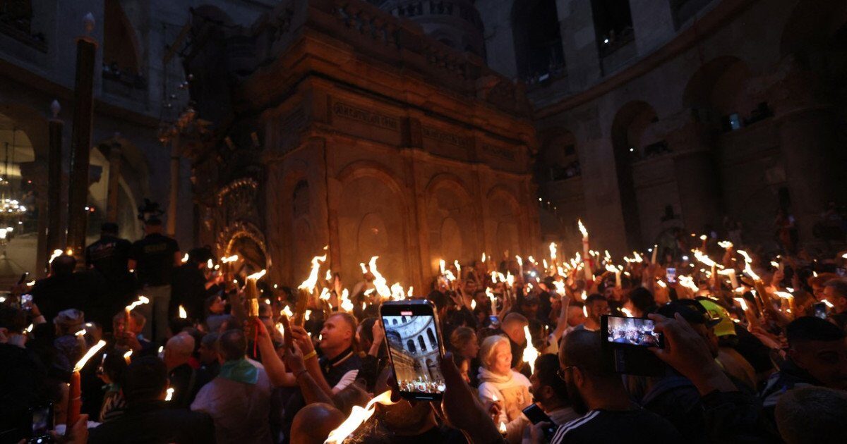 Sfânta Lumină vine azi la București: Care e planul de rezervă din cauza Orientului Mijlociu