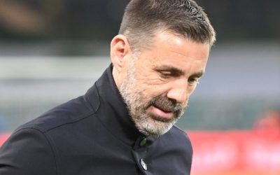 ZELJKO KOPIC, EMOȚIONAT LA SICRIUL LUI MIRCEA Lucescu: „CEVA INCREDIBIL” ANTRENORUL ZELJKO KOPIC a fost prezent la priveghiul lui MIRCEA Lucescu, exprimându-și profundul respect și regret pentru dispariția legendarului antrenor